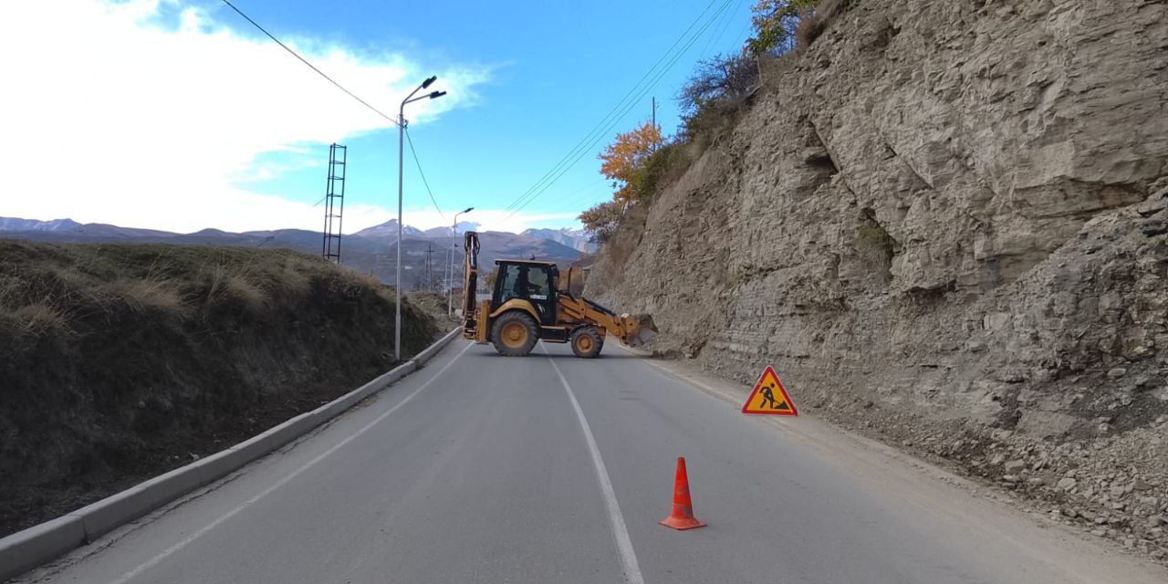 Дорожники Дагестана продолжают работы по благоустройству дорог